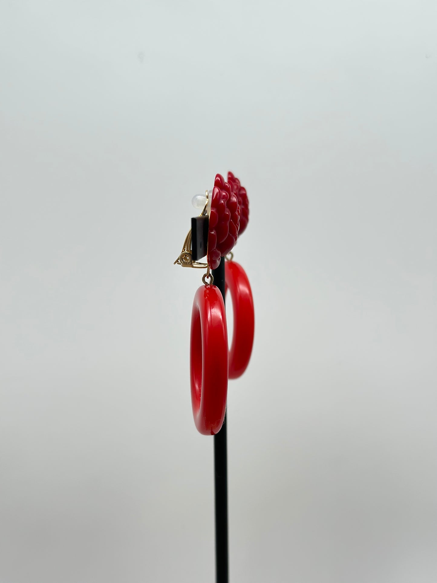 Boucles d’oreilles créoles rouges avec cabochon camélia- Francine BRAMLI