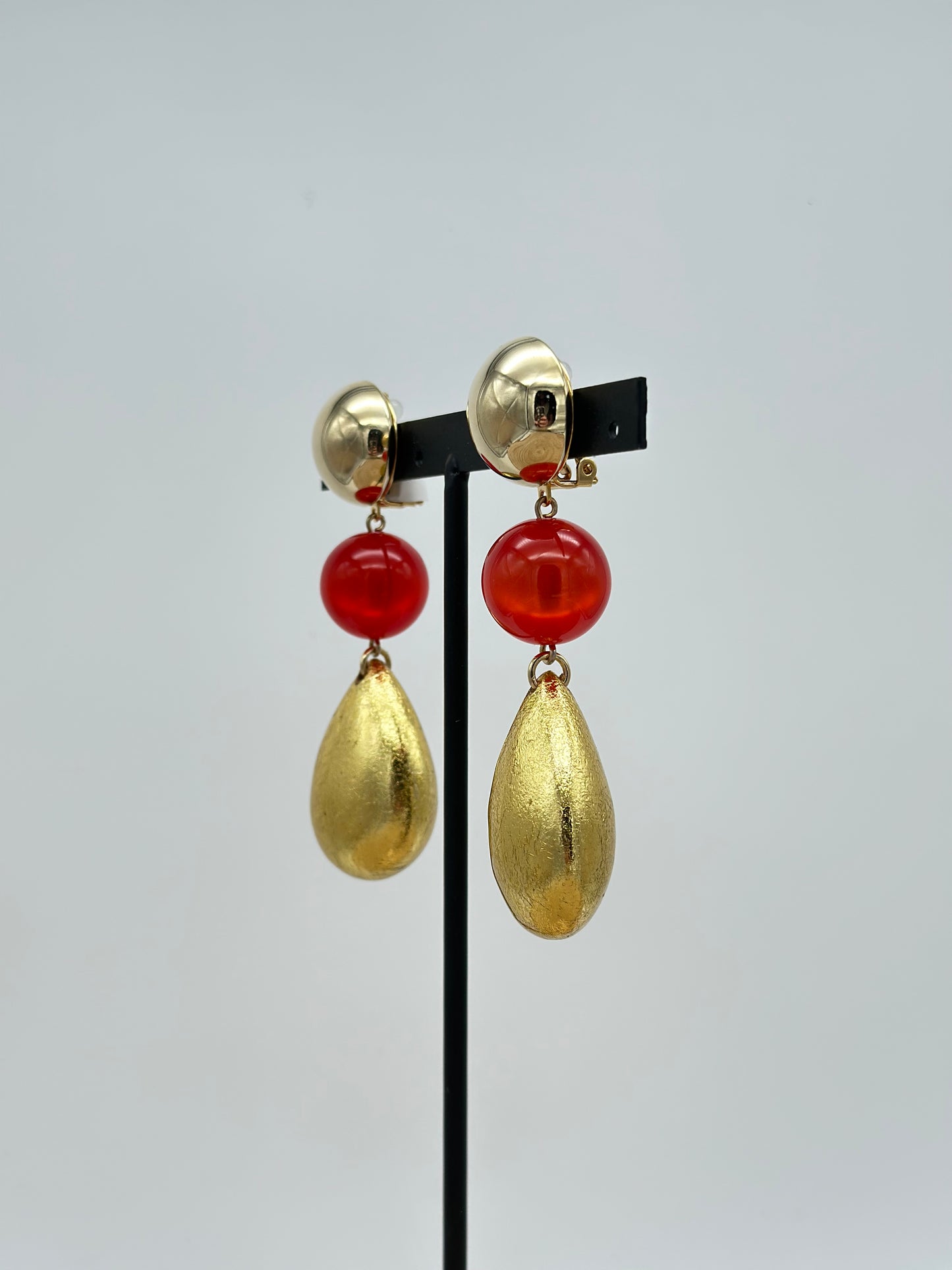 Boucles d’oreilles perle rouge et goutte dorée - Francine BRAMLI