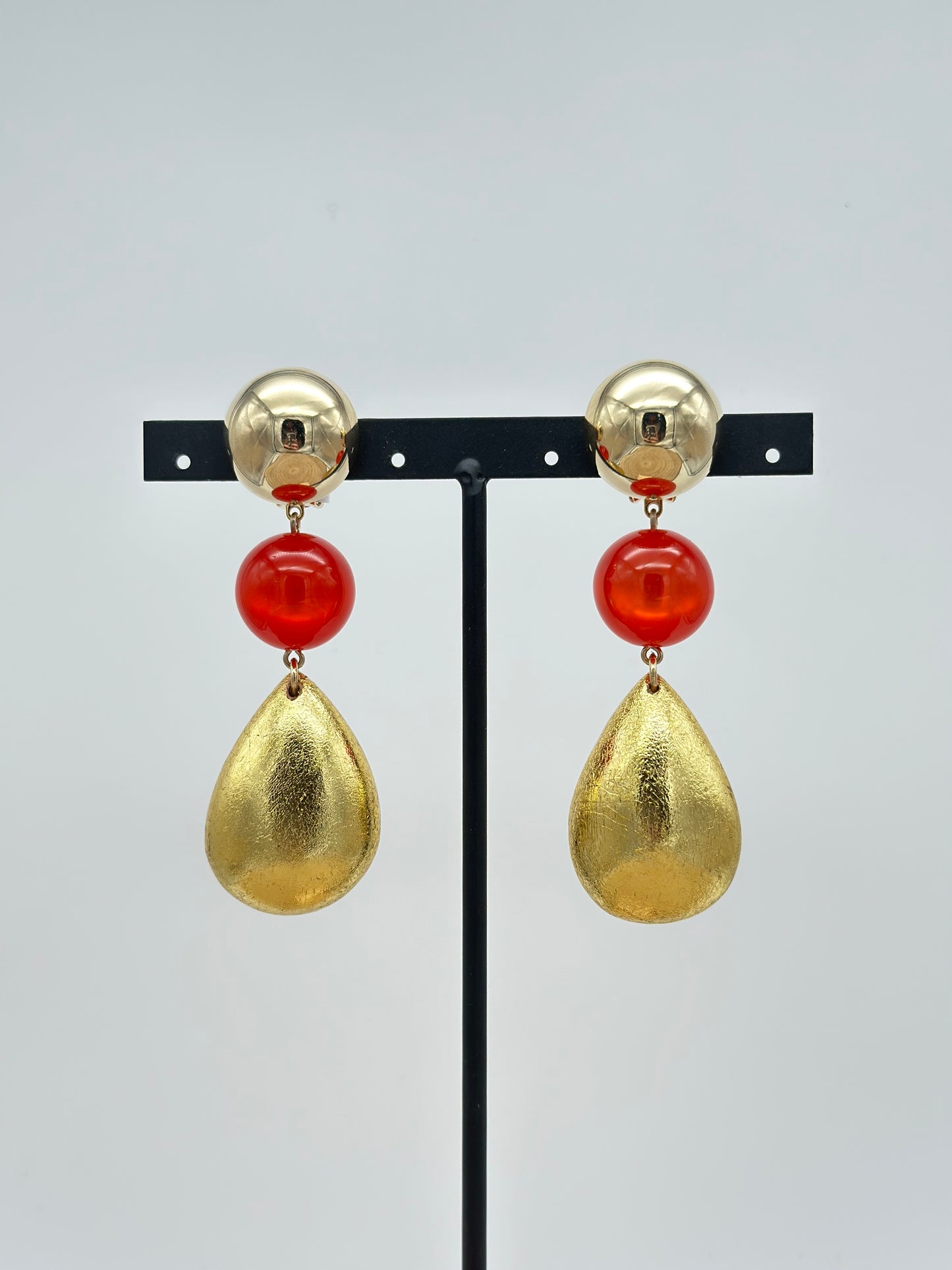 Boucles d’oreilles perle rouge et goutte dorée - Francine BRAMLI