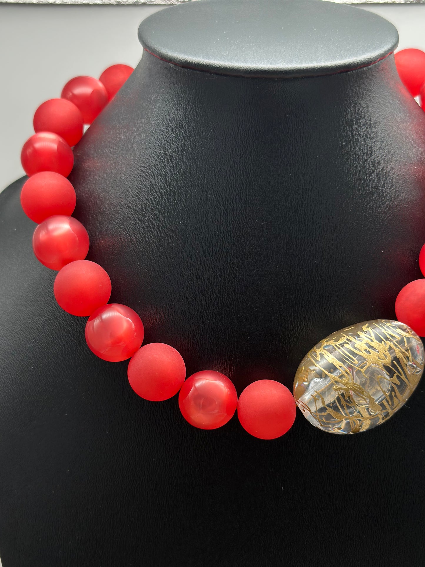 Collier perles fantaisies rouges avec élément résine transparent - Francine BRAMLI