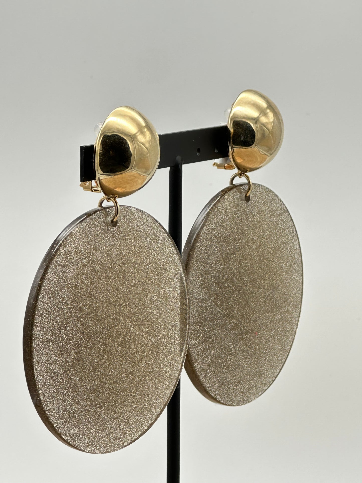 BOUCLES D'OREILLES PLAQUES PAILLETTES DORÉES TRANSLUCIDES- Francine BRAMLI