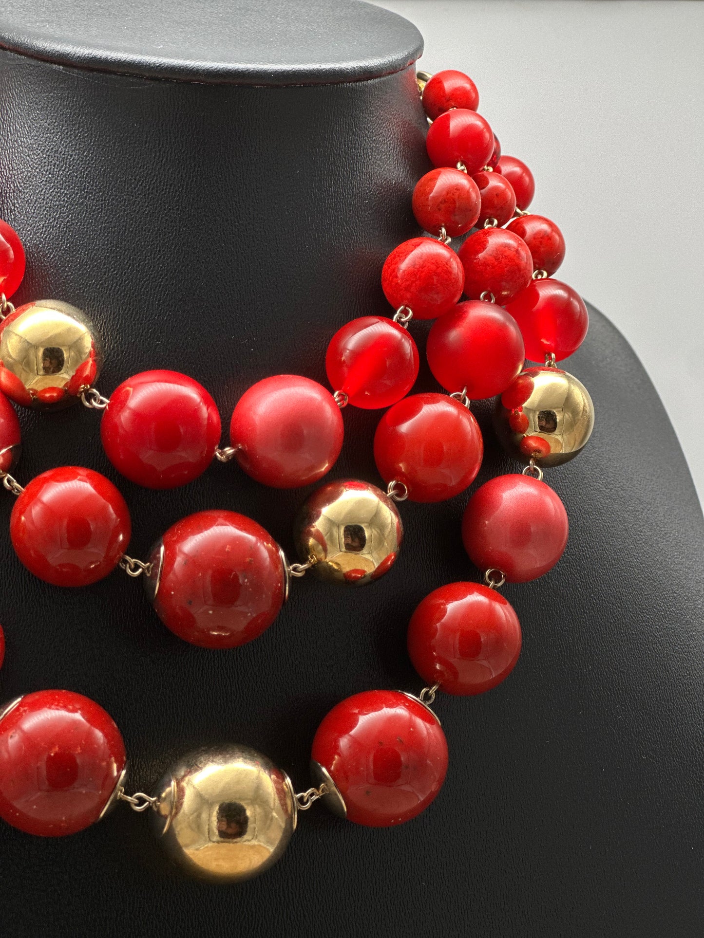 Collier 3 rangs perles rouges et dorées - Francine BRAMLI