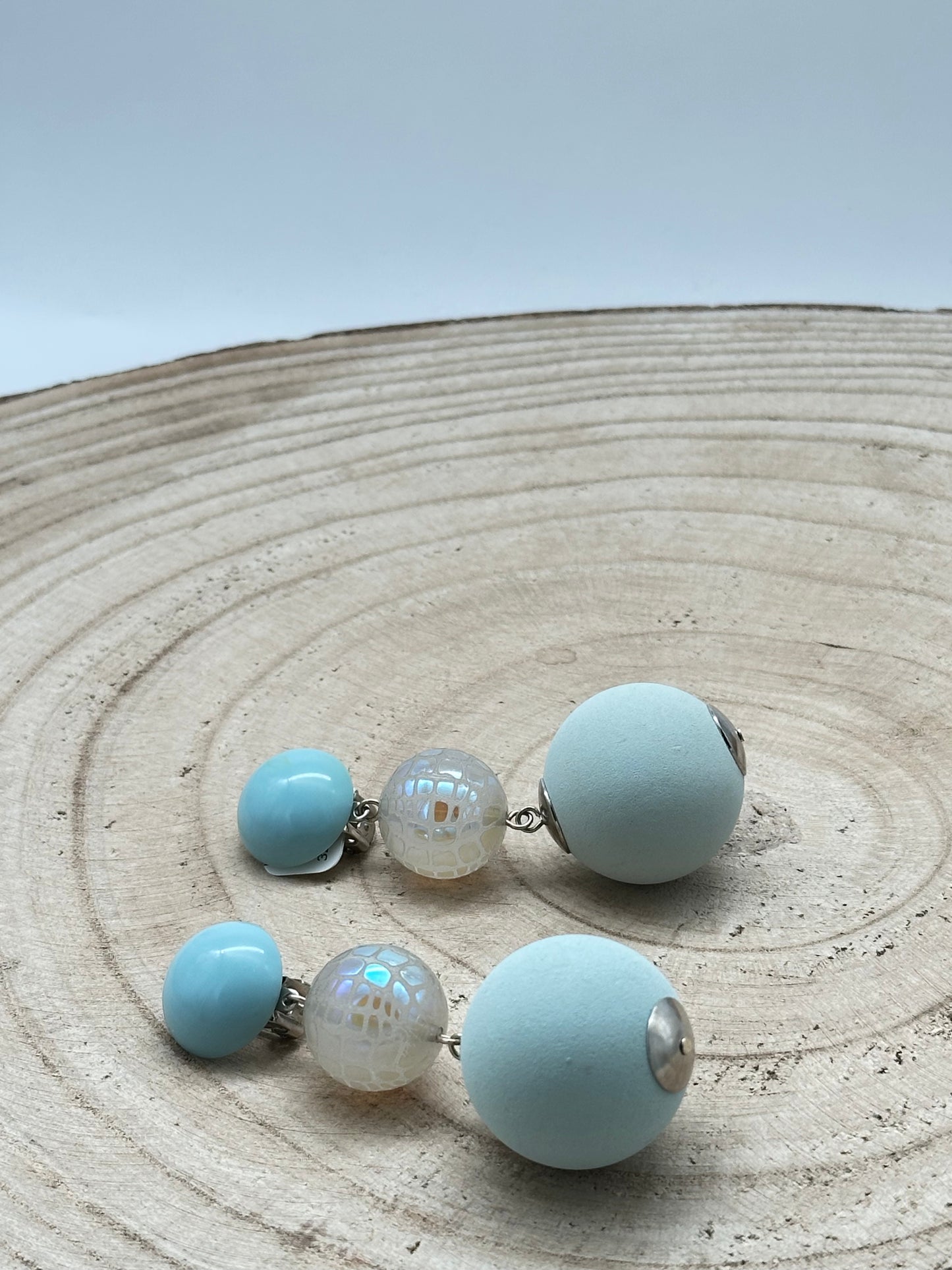 BOUCLES D’OREILLES PERLES FANTAISIES RÉSINE - Francine BRAMLI