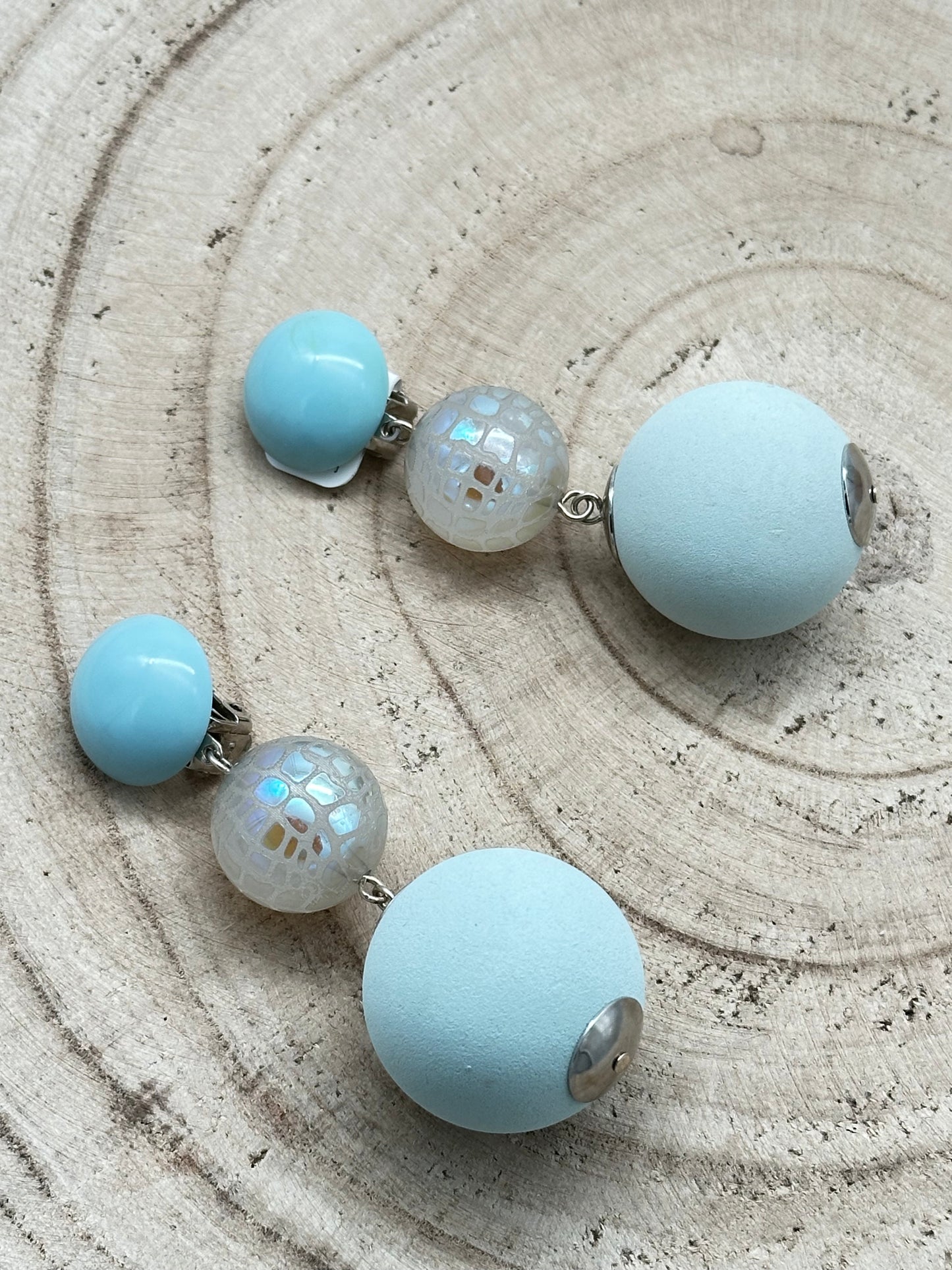 BOUCLES D’OREILLES PERLES FANTAISIES RÉSINE - Francine BRAMLI