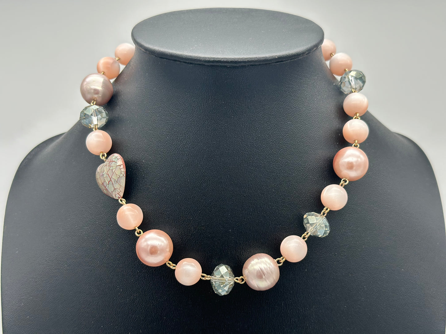 Collier rose pale, perles fantaisies et perles de Majorque, éléments scintillants, cœur effet nacre - FrancineBRAMLI