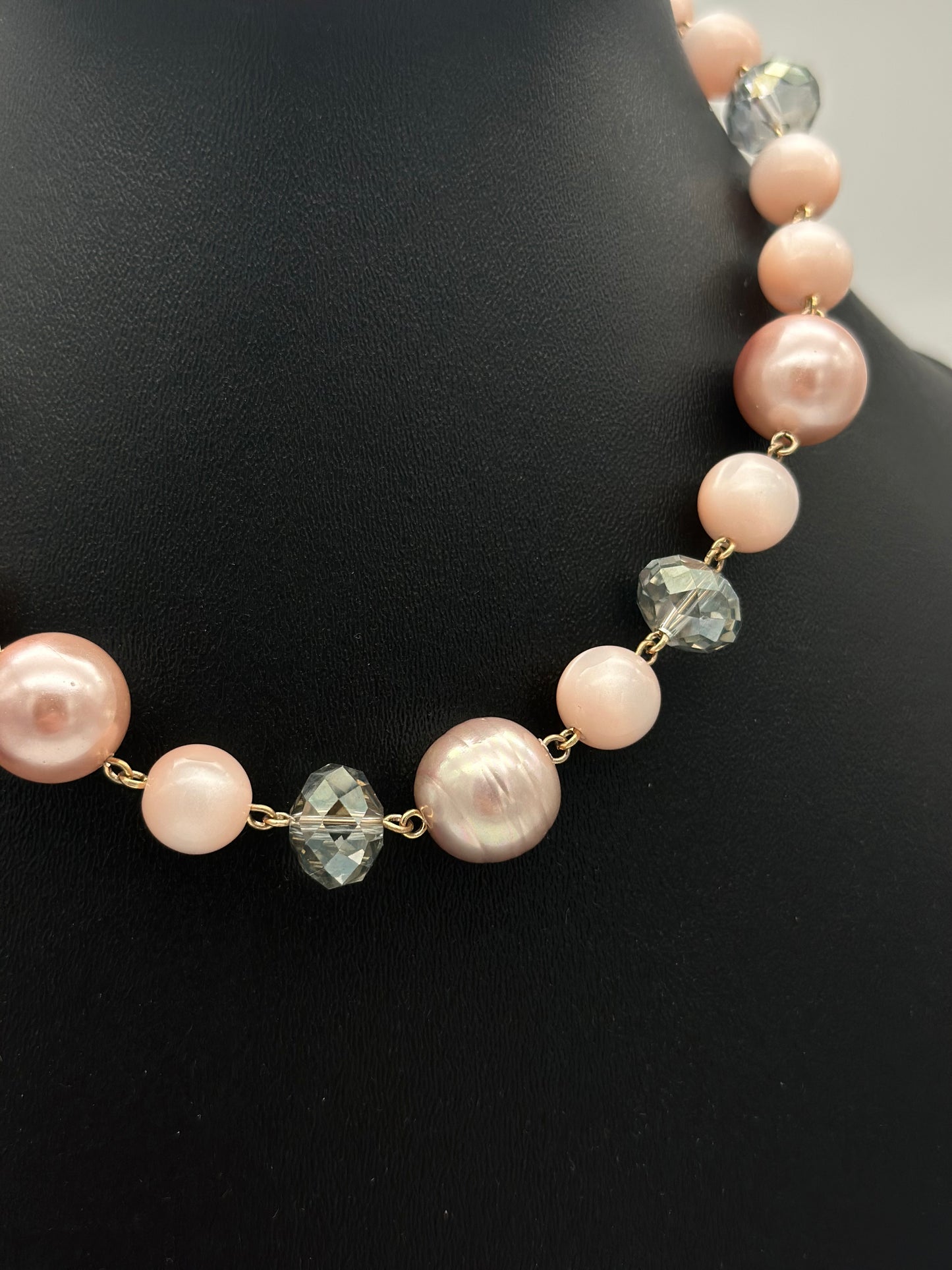 Collier rose pale, perles fantaisies et perles de Majorque, éléments scintillants, cœur effet nacre - FrancineBRAMLI