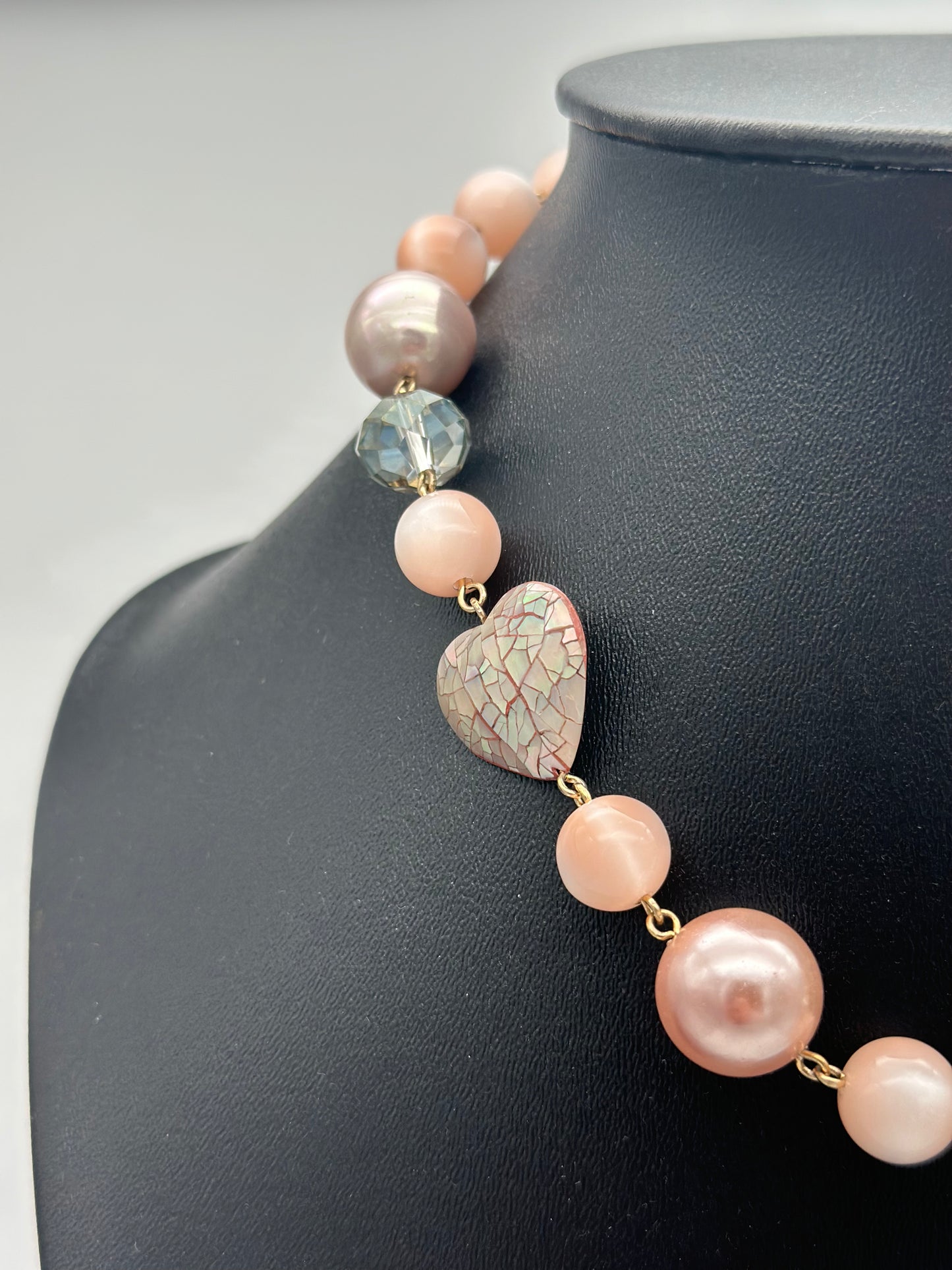 Collier rose pale, perles fantaisies et perles de Majorque, éléments scintillants, cœur effet nacre - FrancineBRAMLI