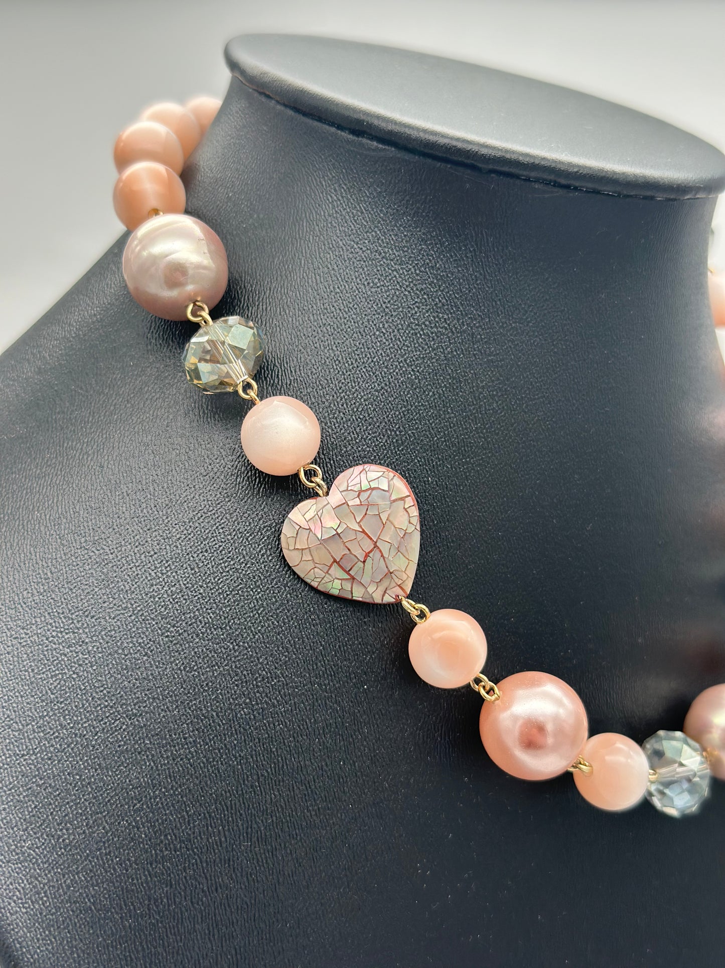 Collier rose pale, perles fantaisies et perles de Majorque, éléments scintillants, cœur effet nacre - FrancineBRAMLI