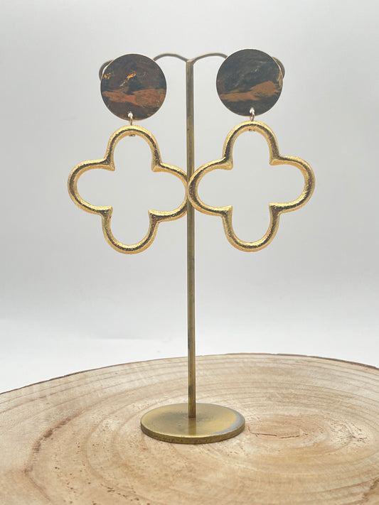 Boucle d'oreille dorée ; Francine BRAMLI