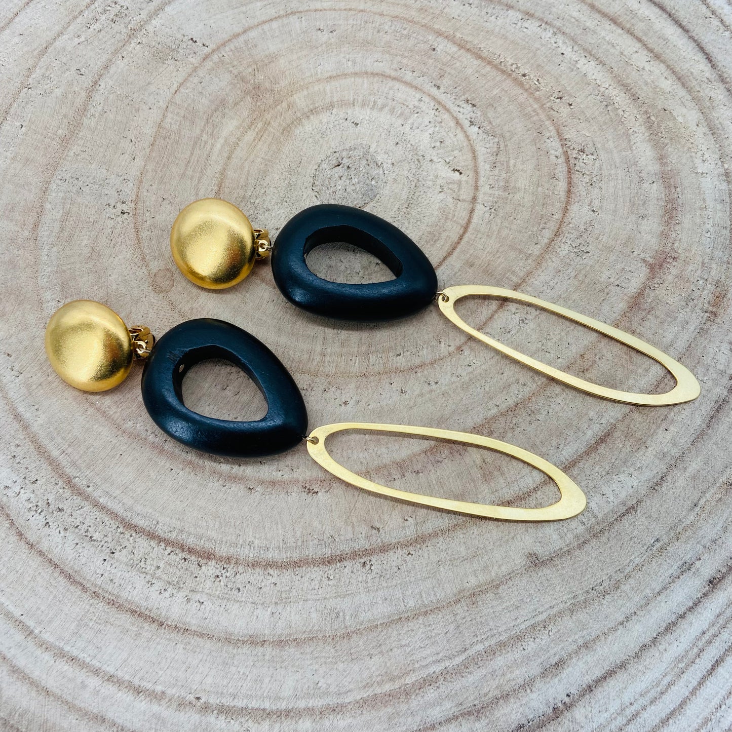 BOUCLES D'OREILLES noires et dorées- Francine BRAMLI