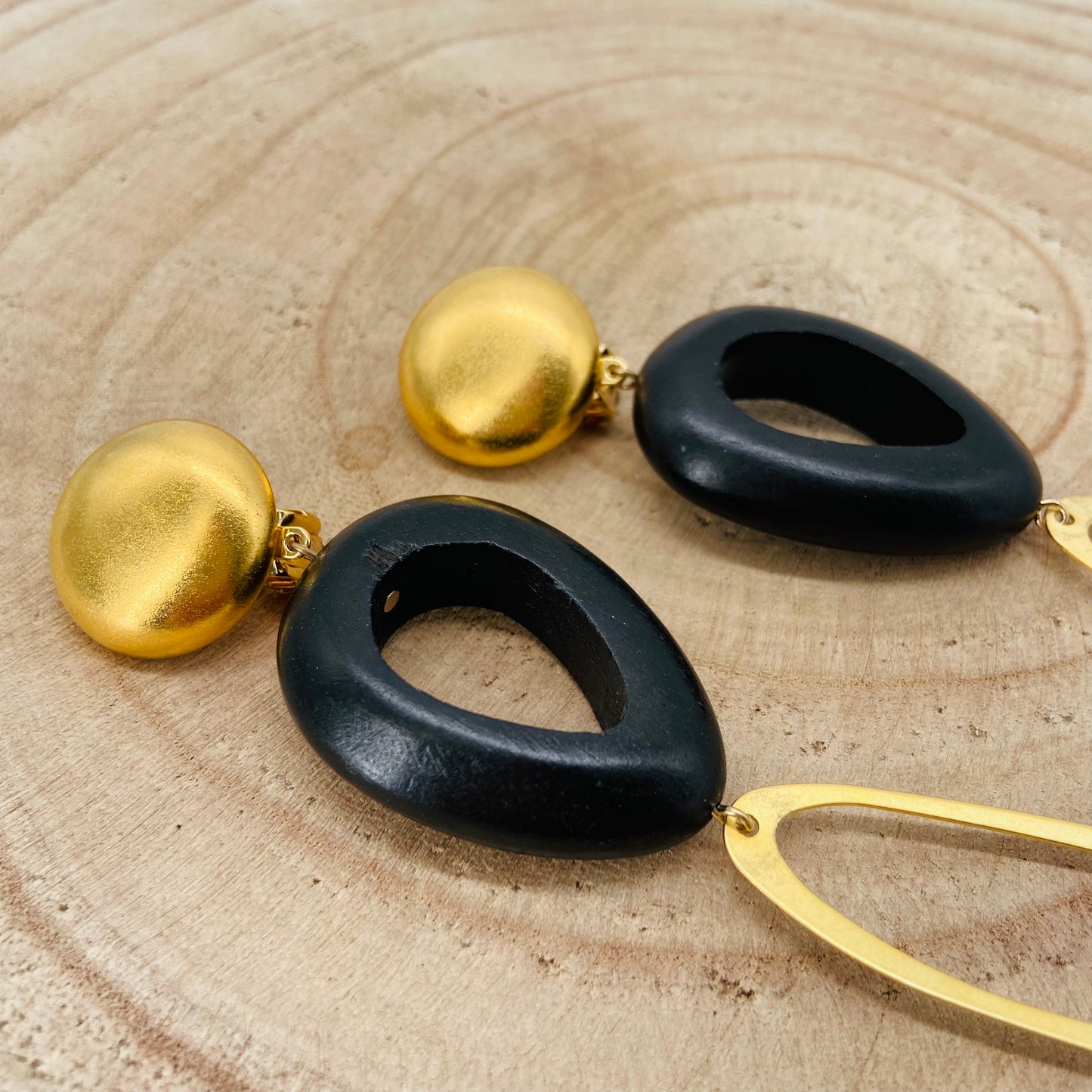 BOUCLES D'OREILLES noires et dorées- Francine BRAMLI