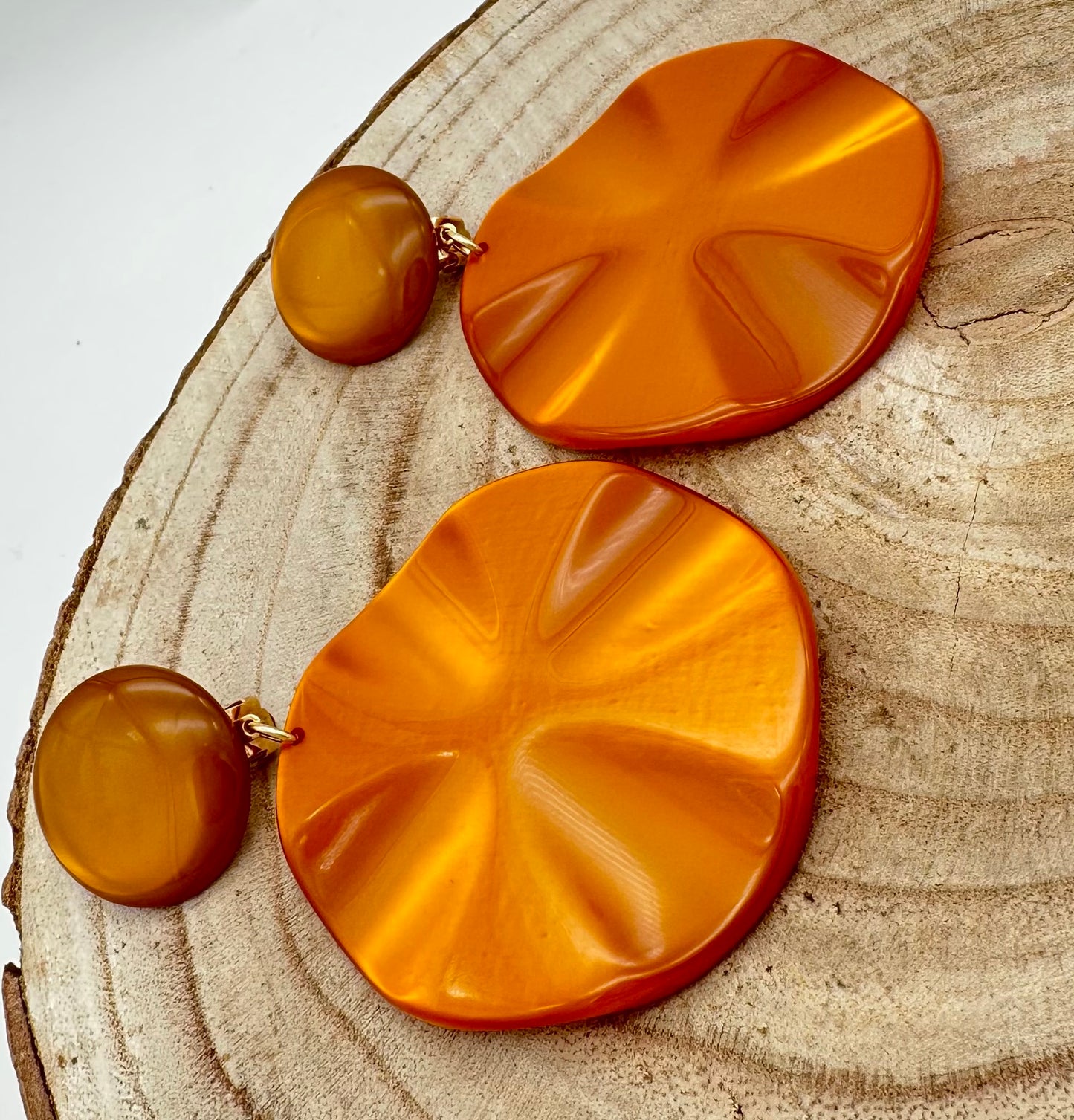 Boucles d'oreilles Vénus M en résine végétale; Francine BRAMLI