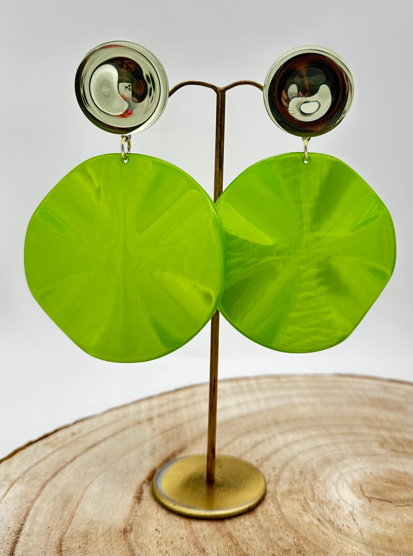 Boucles d'oreilles Vénus M en résine végétale; Francine BRAMLI